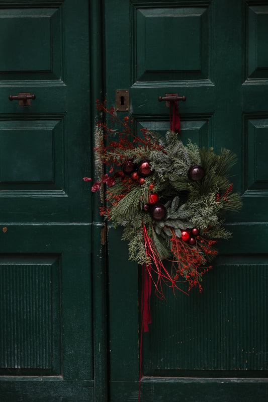 VIJENAC OD ZIMZELENOG BILJA SA CRVENIM DETALJIMA - BOŽIĆNA DEKORACIJA
