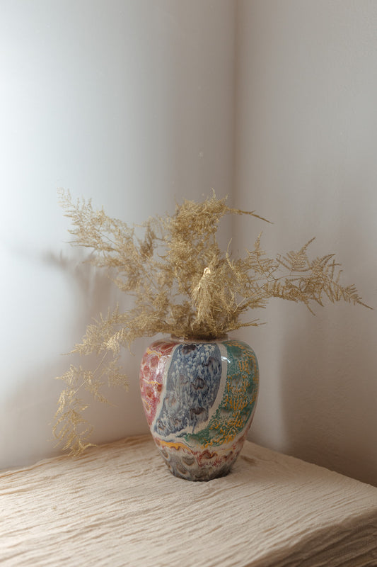 FLORAL DECORATION IN A CHAKRA VASE