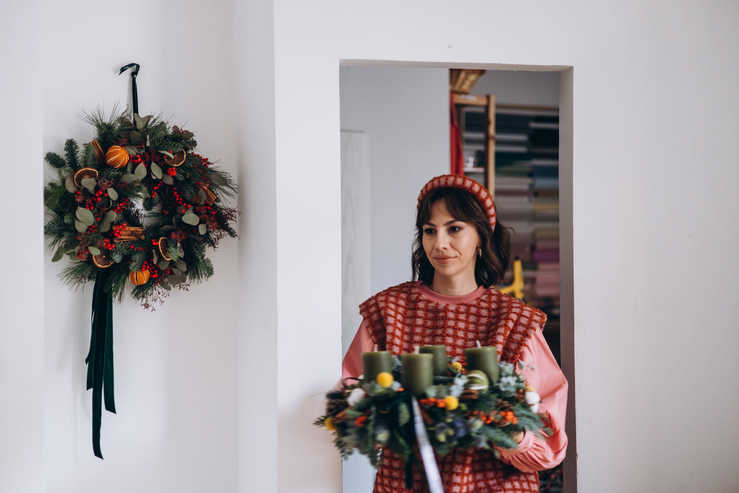 ADVENTSKI VIJENAC SA ZIMZELENIM BILJEM I DODACIMA