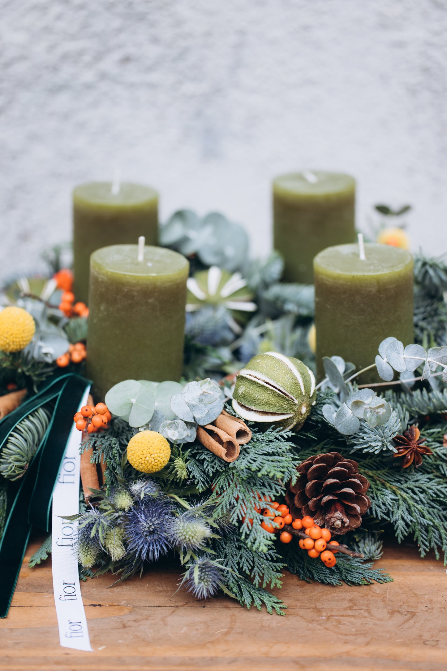 ADVENTSKI VIJENAC SA ZIMZELENIM BILJEM I DODACIMA