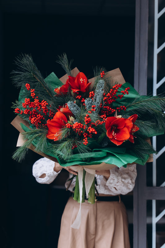 BUKET SA CRVENIM AMARILISIMA, ILEXOM I ZIMZELENIM BILJEM