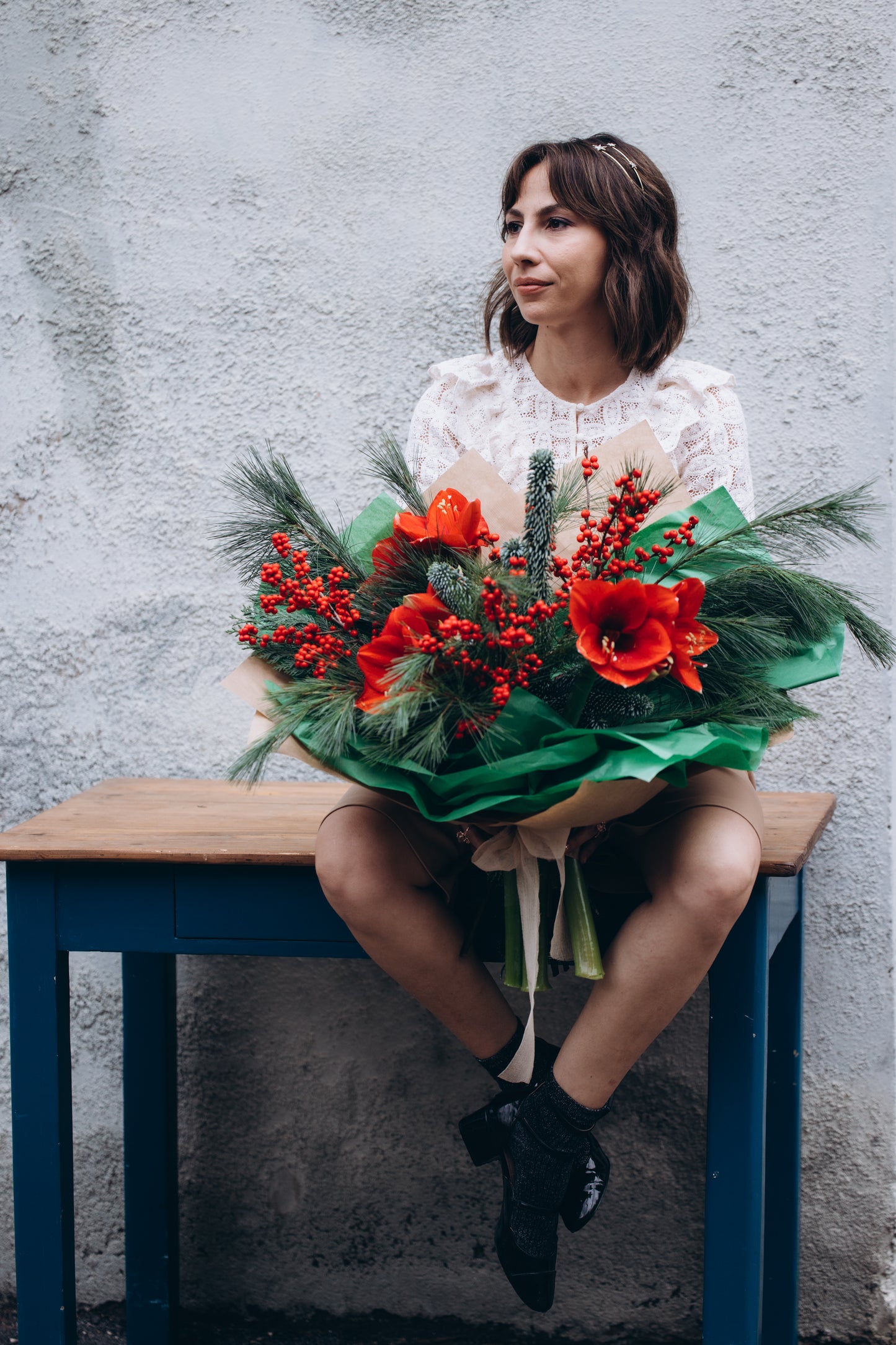 BUKET SA CRVENIM AMARILISIMA, ILEXOM I ZIMZELENIM BILJEM