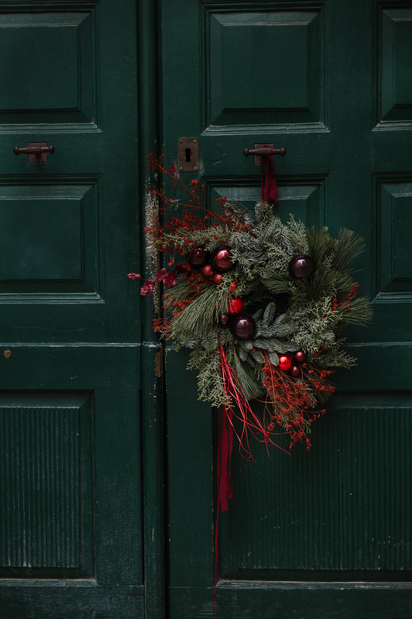VIJENAC OD ZIMZELENOG BILJA SA CRVENIM DETALJIMA - BOŽIĆNA DEKORACIJA