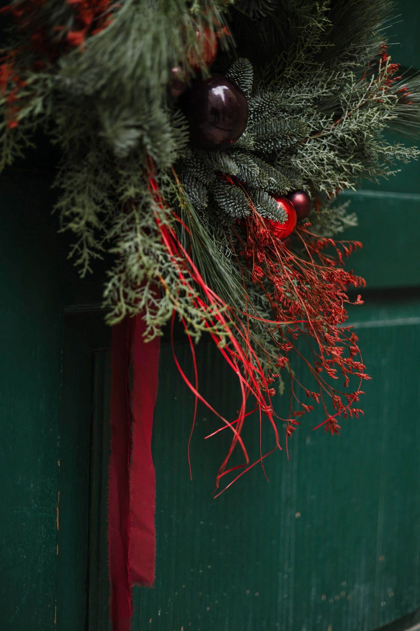 VIJENAC OD ZIMZELENOG BILJA SA CRVENIM DETALJIMA - BOŽIĆNA DEKORACIJA