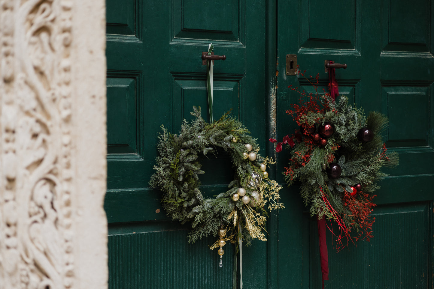VIJENAC OD ZIMZELENOG BILJA SA ZLATNIM DETALJIMA