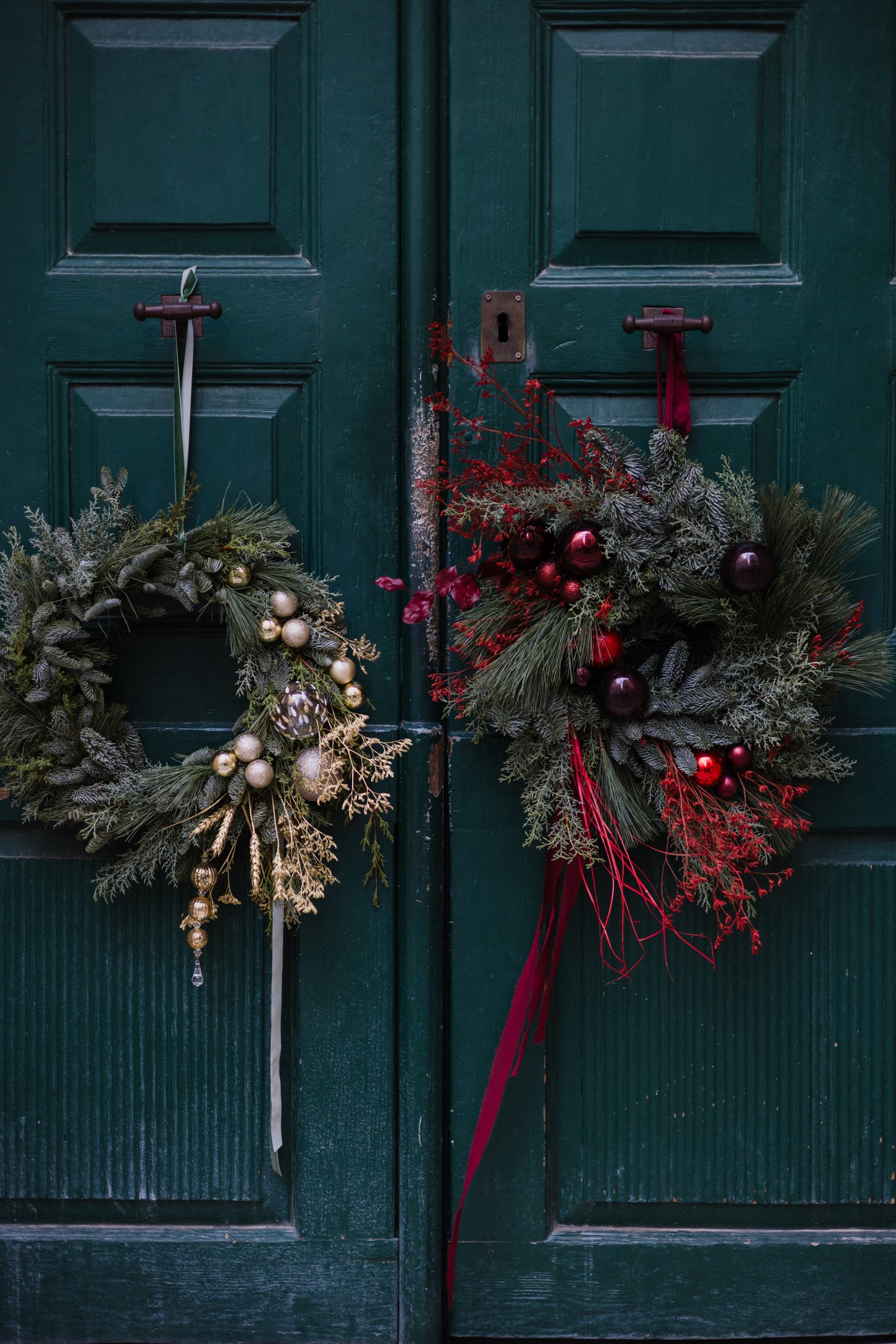 VIJENAC OD ZIMZELENOG BILJA SA CRVENIM DETALJIMA - BOŽIĆNA DEKORACIJA