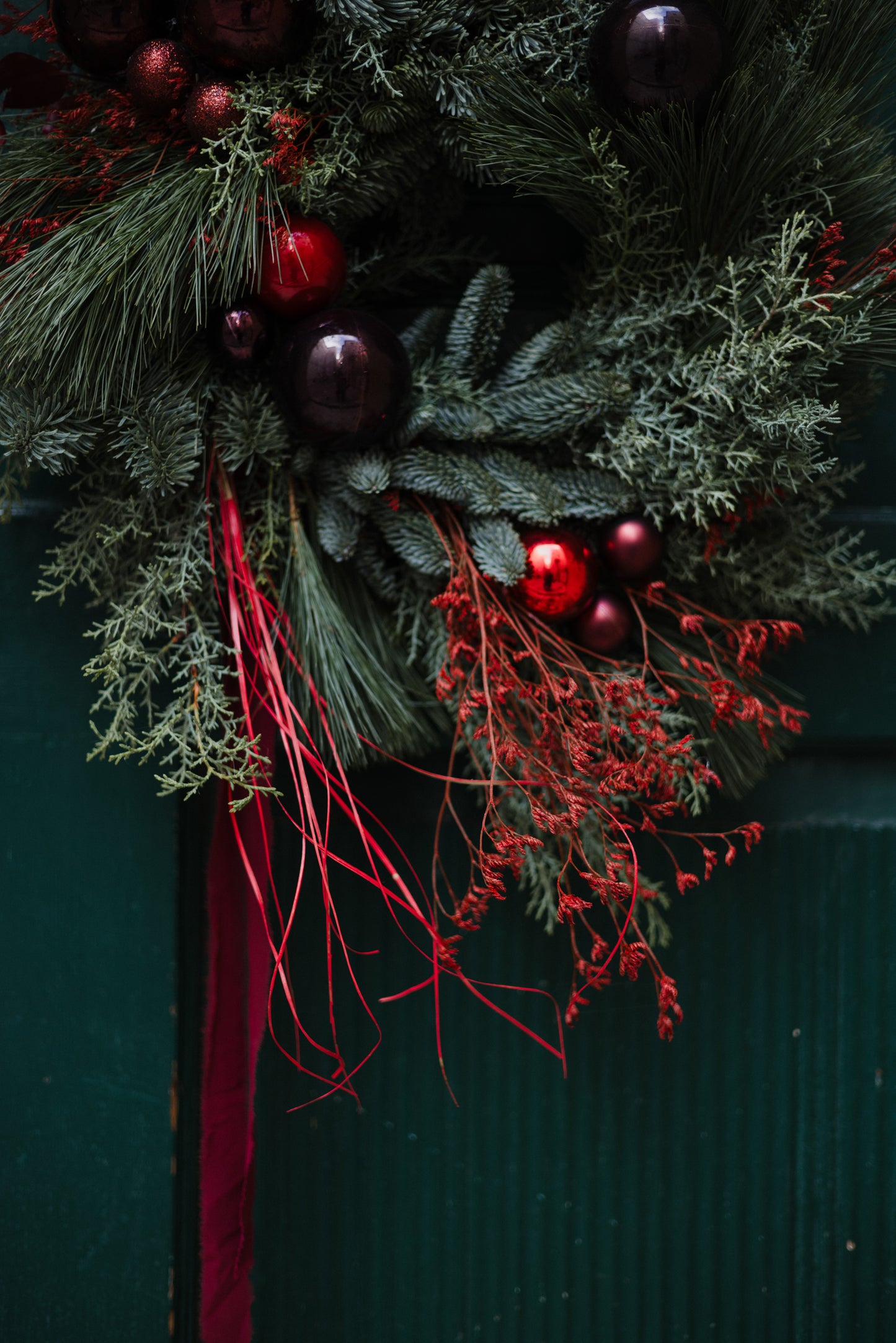 VIJENAC OD ZIMZELENOG BILJA SA CRVENIM DETALJIMA - BOŽIĆNA DEKORACIJA