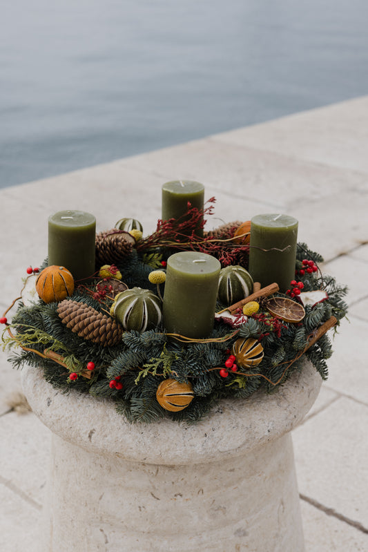 ADVENTSKI VIJENAC SA ZIMZELENIM BILJEM I DODACIMA